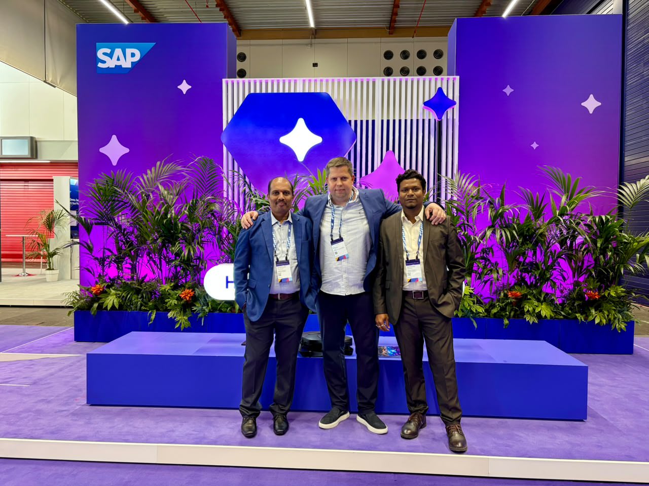 Team von Ingold Solutions mit einer „30 Years SAP Business One“-Flagge in Amsterdam